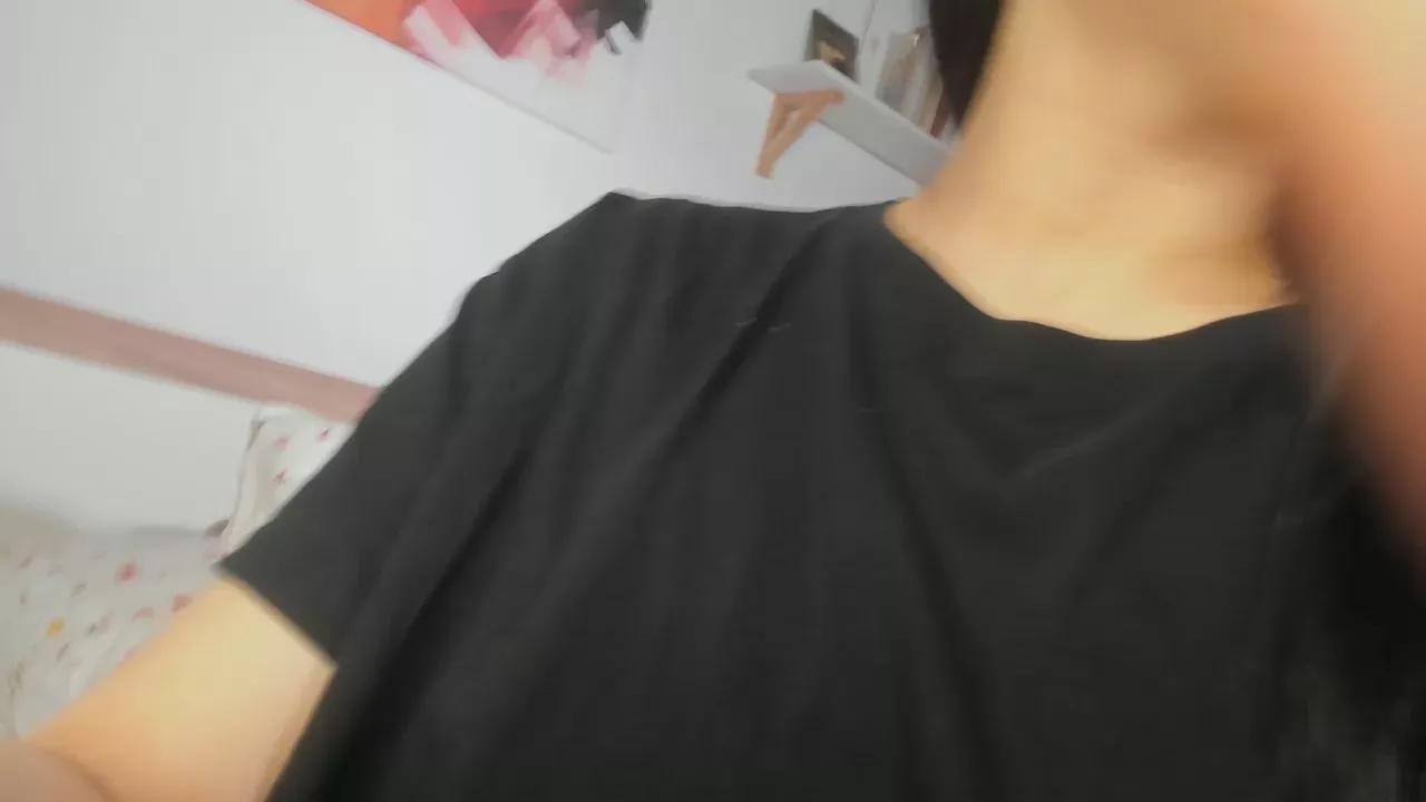 Reds_Roses on Cam4 