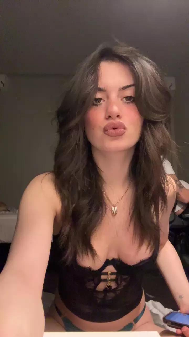 Yoursbabies_69 on Cam4 