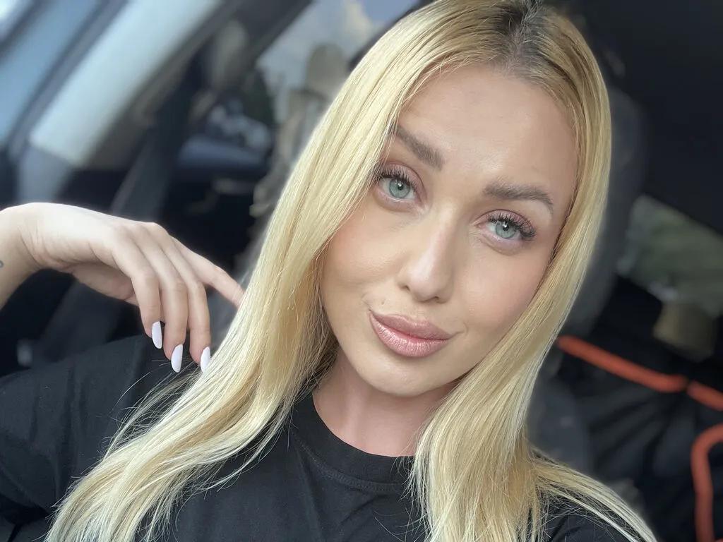 Explore AmaFox, she wants to masturbate for you AmaFox from LiveJasmin