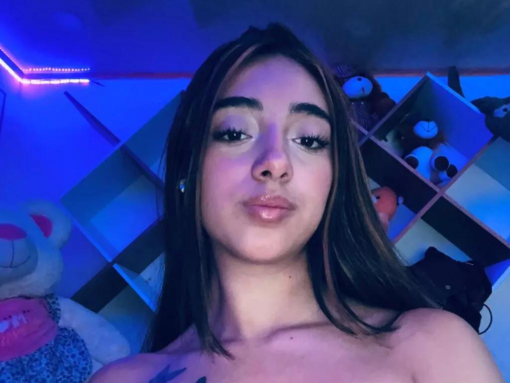 AriPhol on LiveJasmin 