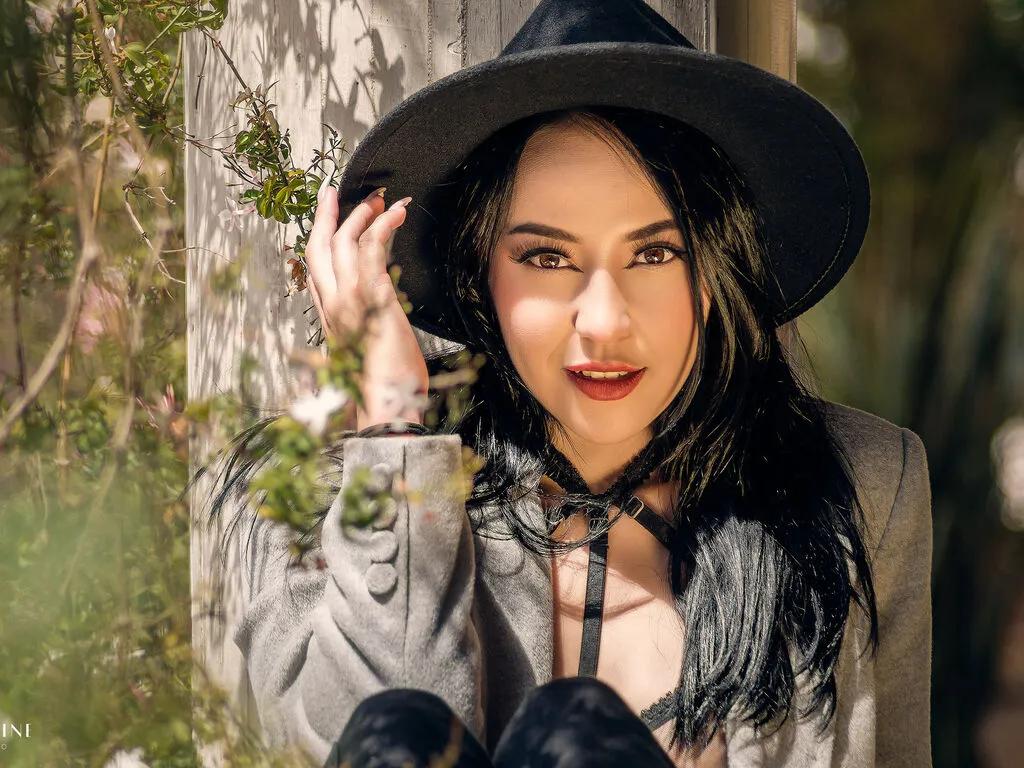 Admire LunaSilvestre, she wants to masturbate for you LunaSilvestre from LiveJasmin