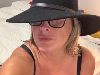 Offline AmberGreenxox on Streamate