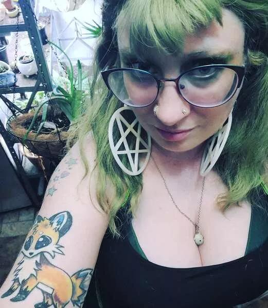 Offline CurvySiren on Streamate