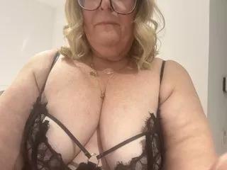MoistCurvyChanel on Streamate 