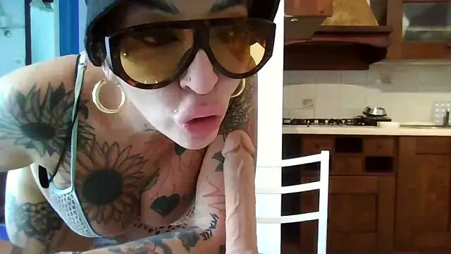 Freechat ASSERINAAA on StripChat