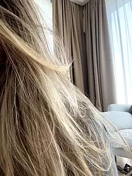 Freechat curvyflawless on StripChat