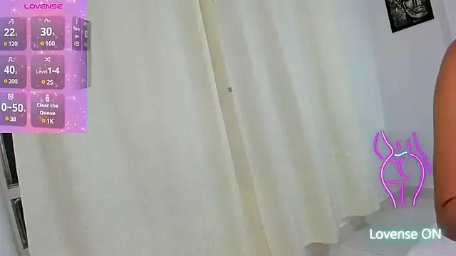 EmiilyEvans_ on StripChat 