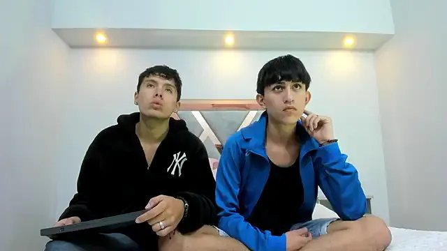 hoot_booys_ on StripChat