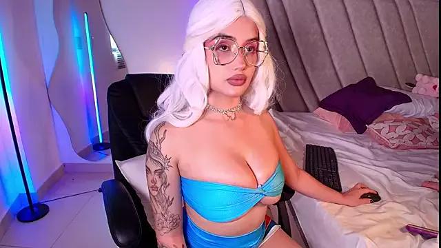 LeahPrada_ on StripChat 