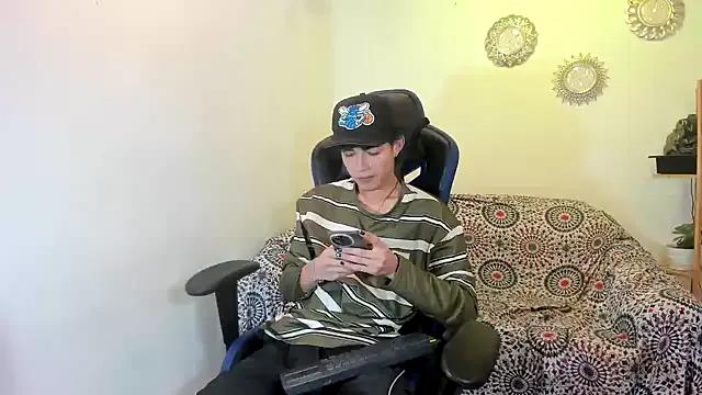 Maxxi_hot23 on StripChat