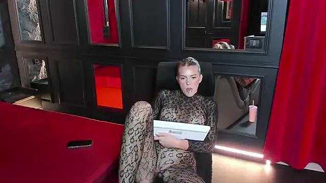 miaastarr on StripChat 