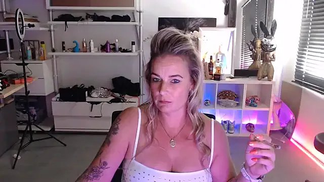 MystiqueMaven on StripChat