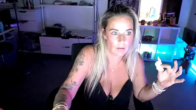 MystiqueMaven on StripChat