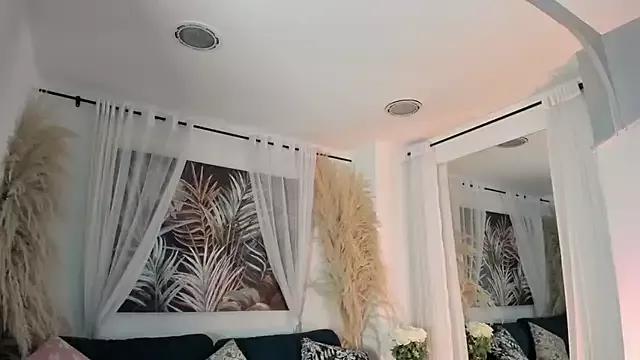 Nicolle_W on StripChat 