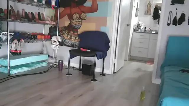 Freechat Queenanitadix on StripChat