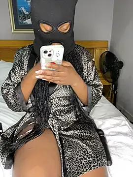 wellbuiltDiosa on StripChat 